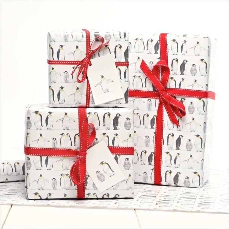 geschenke-verpacken-originell-ideen-basteln-dekopapier-schoen-pinguine-aussuchen