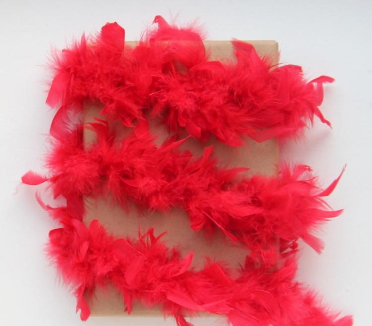 geschenke-verpacken-originell-ideen-basteln-feder-umwickeln-pink-farbig