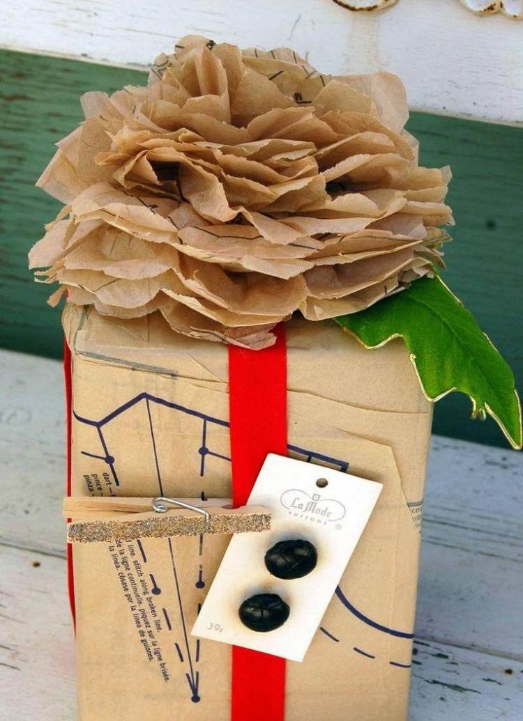 geschenke-verpacken-originell-ideen-basteln-kreativ-blume-band-waescheklammer-verzieren
