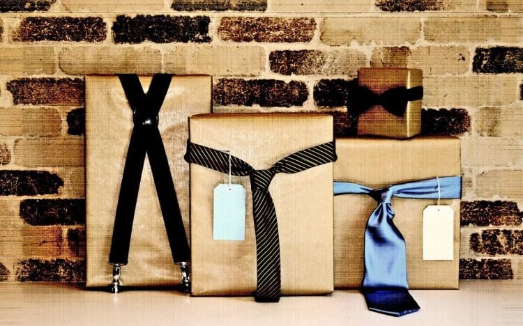 Geschenke verpacken -originell-ideen-basteln-kreativ-lustig-krawatte-hosentraeger-backsteinwand-selber-machen
