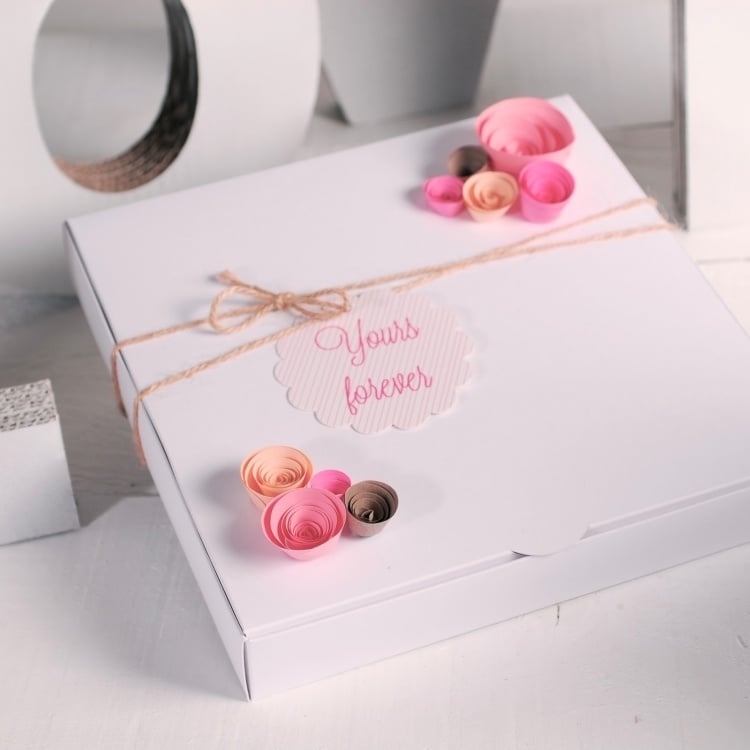 geschenke-verpacken-originell-ideen-basteln-papierrosen-rollen-deko-zart-romantisch