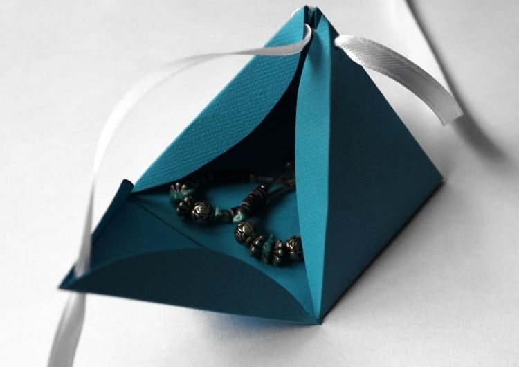 geschenke-verpacken-originell-ideen-basteln-pyramide-geschenkverpackung-falten-origami-diy