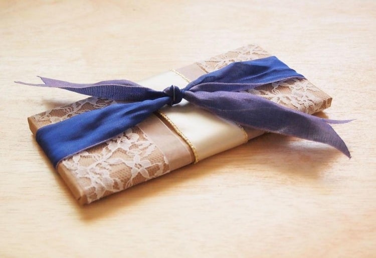 geschenke-verpacken-originell-ideen-basteln-romantisch-spitze-schleife-elegant