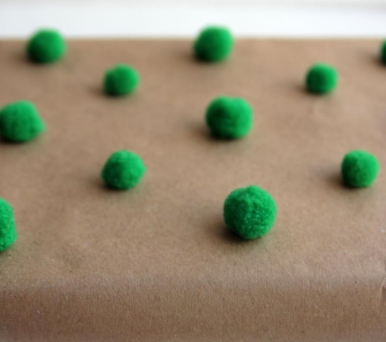 geschenke-verpacken-originell-ideen-basteln-weiche-mini-pompons-aufkleben-gruen-braunpapier