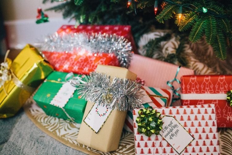 geschenke-verpacken-originell-ideen-basteln-weihnachten-festlich-packpapier-schleife-girlande
