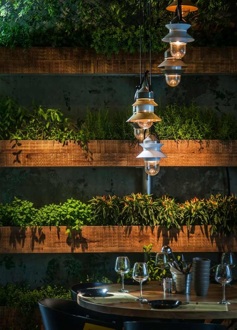 gewuerz gartengestaltung restaurant vertikal wand design blumenkaesten