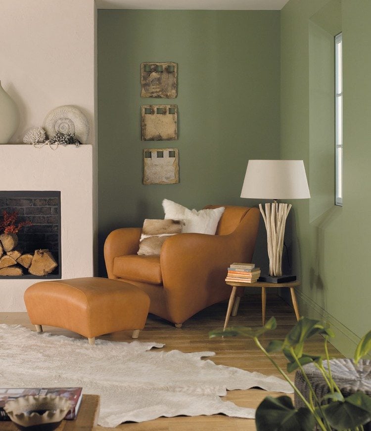 grun-wandfarbe-ideen-olivgruen-wohnzimmer-ledersessel-braun-dielenboden