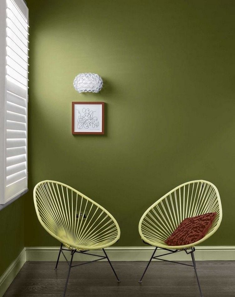 Grün als Wandfarbe -ideen-olivgruen-wohnzimmer-pastellgelbe-stuehle-metall