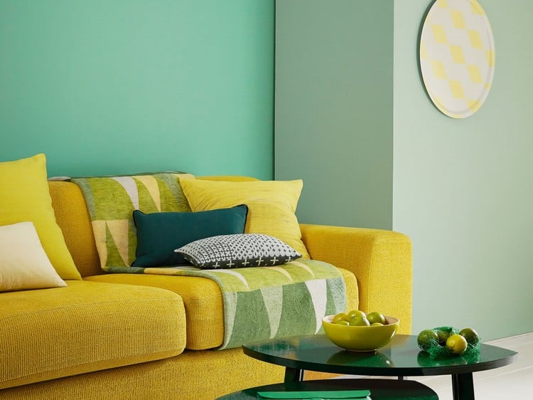 Grün als Wandfarbe ideen-salbeigruen-mintgruen-kombination-gelbes-sofa-wohnzimmer