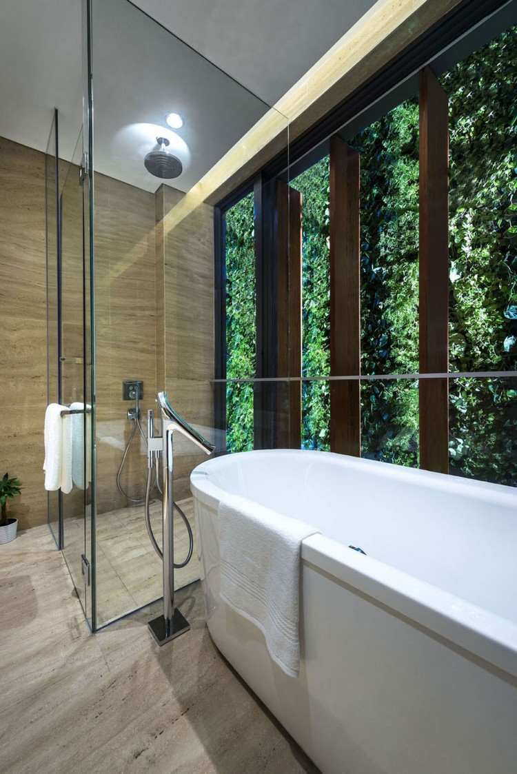 Grüne Wand aus Pflanzen -badezimmer-glasdusche-badewanne