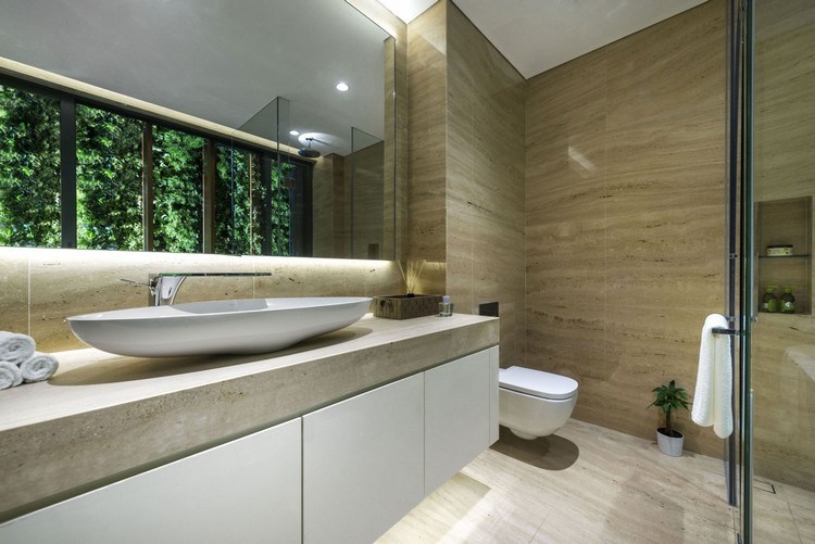 grune-wand-pflanzen-badezimmer-spiegelschrank-led-leiste-travertin-optik