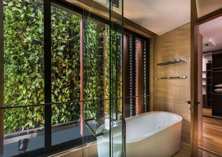 grune-wand-pflanzen-natuerliche-belueftung-badezimmer