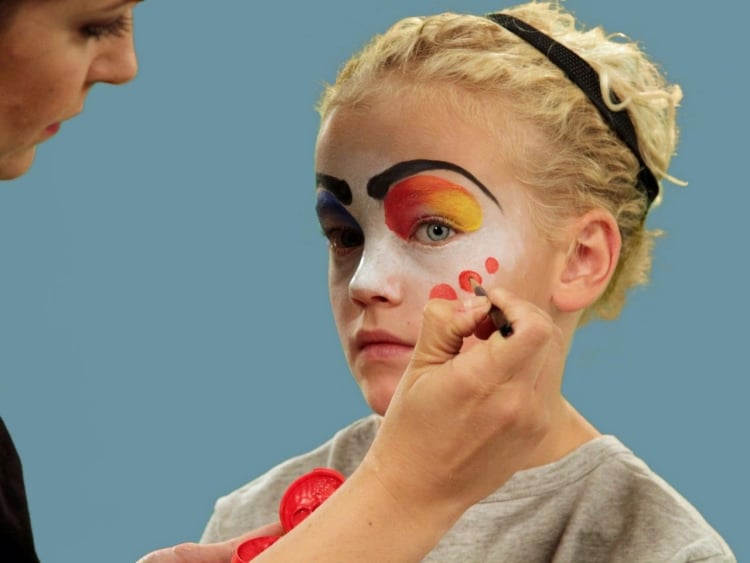 halloween-schminken-kinder-clown-anleitung-sommersprossen-makeup