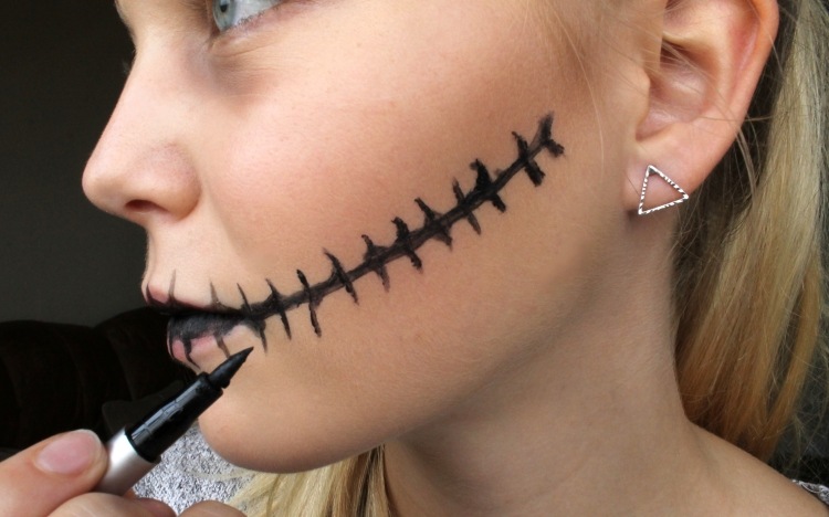 halloween-schminken-kinder-zombie-mund-anleitung-genaeht-schwarz-eyeliner-malen-makeup