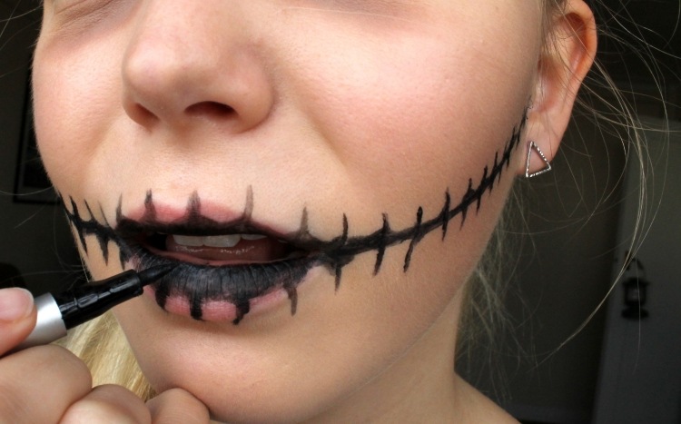 halloween-schminken-kinder-zombie-mund-genaeht-anleitung-schwarz-eyeliner-makeup-tipps