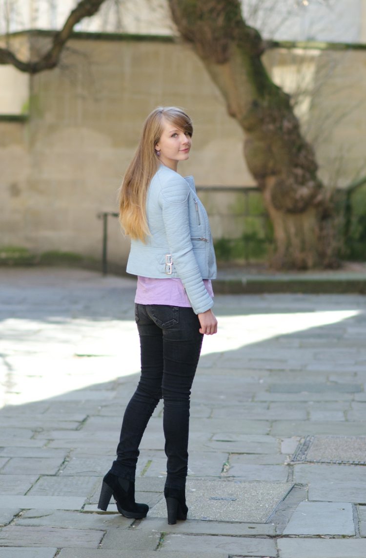 herbst outfit lederjacke hellblau rosa pullover jeans
