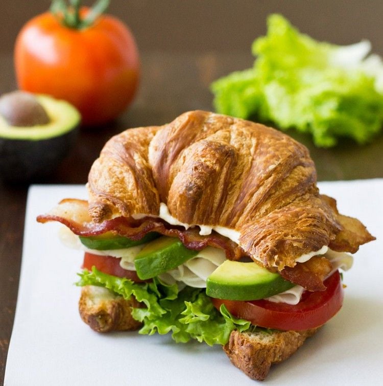 herbst-rezepte-brunch-ideen-croissant-sandwich-kombination
