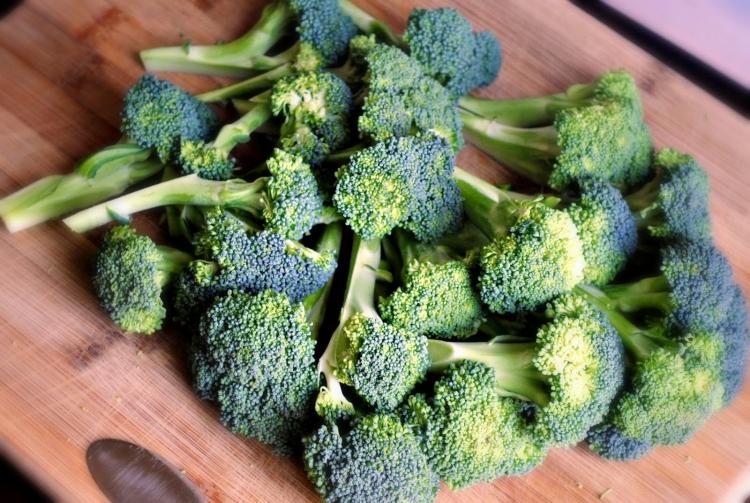 herbst-rezepte-vegetarisch-frische-brokkoli-gesund-schneidebrett