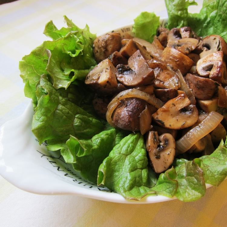 herbst-rezepte-vegetarisch-kochen-speise-zwiebel-champignons
