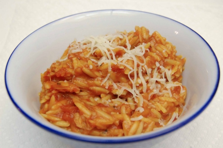 herbst-rezepte-vegetarisch-pasta-orizo-tomaten-parmesan-karotten-speise