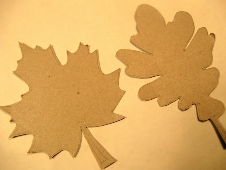 herbstdeko-basteln-kinder-papier-herbstblaetter-pappmache-schablone--ausschneiden-karton-form