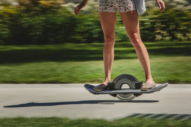 hoverboard design fahren rad stadt idee futuristisch