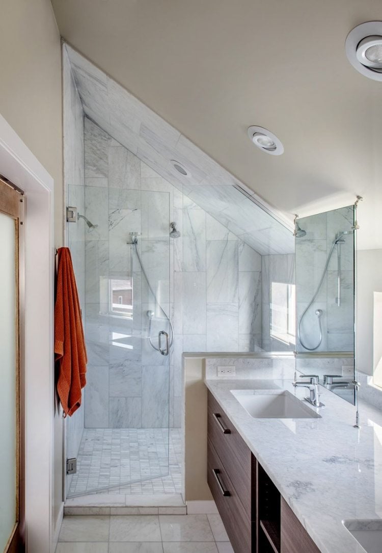 idee-wohnung-einrichten-dachschraegen-badezimmer-marmor-waschtisch-glaswaende-spits-schlicht