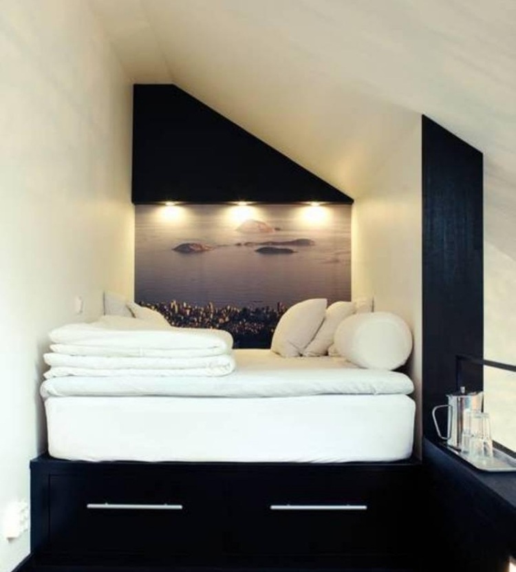 idee-wohnung-einrichten-dachschraegen-schlafzimmer-klein-schwarz-weiss-bett-beleuchtung-schubladen