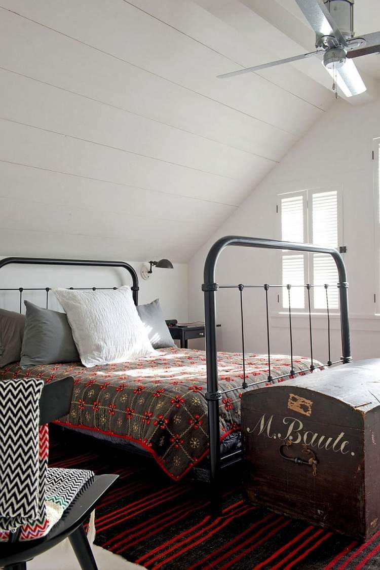 idee-wohnung-einrichten-dachschraegen-schlafzimmer-vintage-weiss-luefter-deckenverkleidung-teppich