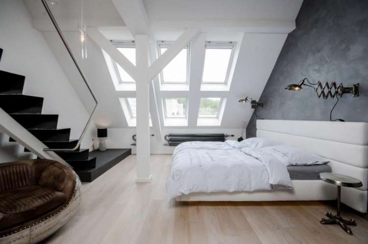 idee-wohnung-einrichten-dachschraegen-schlafzimmer-wiess-grau-bett-gepolstert-kopfteil-nachtlampen