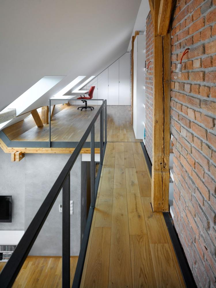 idee-wohnung-einrichten-dachschraegen-treppe-backstenwand-arbeitsraum-dachfenster