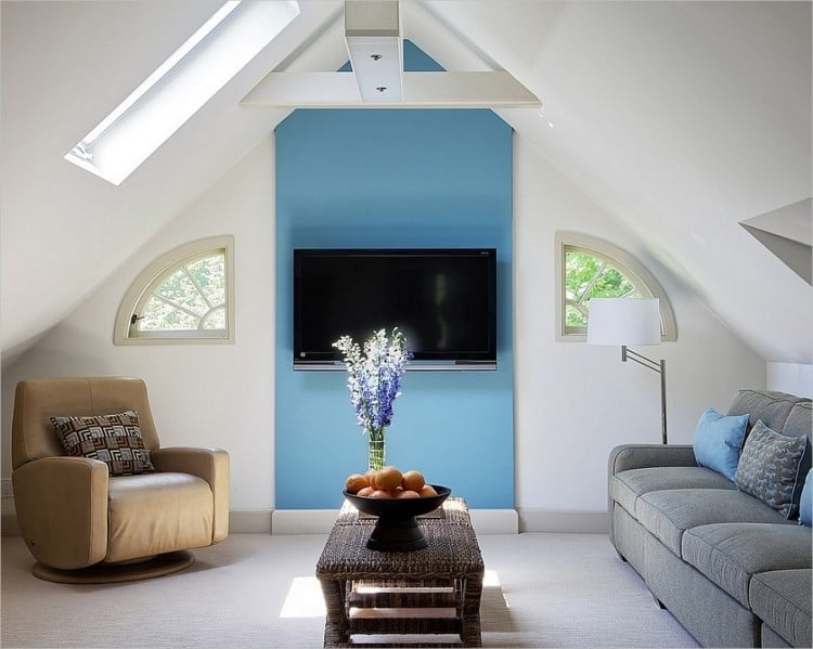 idee-wohnung-einrichten-dachschraegen-weiss-blau-akzent-wohnzimmer-fernseher-couch-sessel-grau