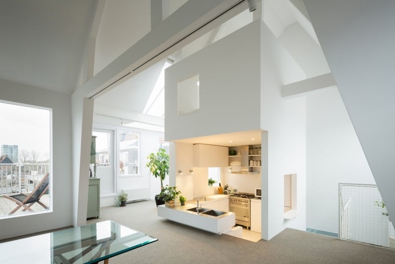 Ideen für Wohnung -einrichten-dachschraegen-weiss-hohe-decke-minimalistisch-offene-kueche-nische