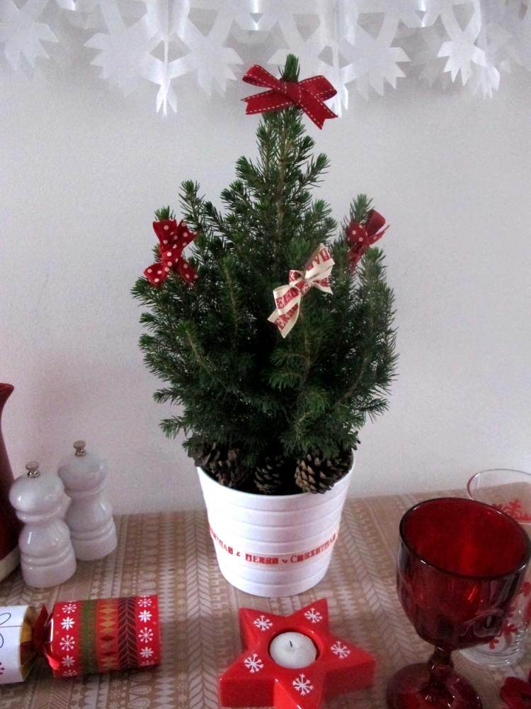 ideen weihnachtsdekoration beistelltisch schmuecken klein tannenbaum rot schleifen