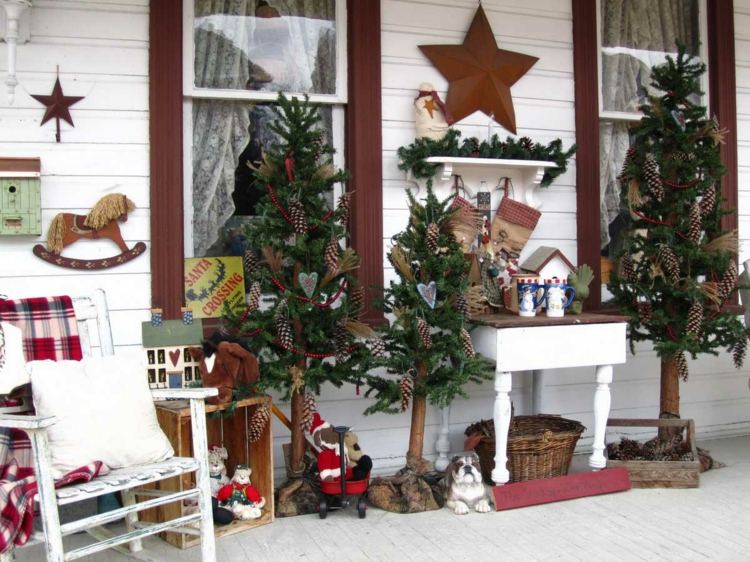 ideen weihnachtsdekoration outdoor veranda rustikal tannenbaeume socken stern