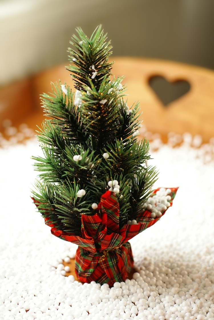 ideen weihnachtsdekoration weihnachtsbaum mini stoff verpackung kariert rot gruen