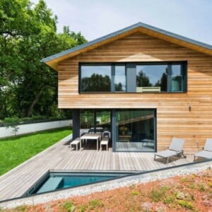 interieur aus holz und beton fassade terrasse liegestuehle