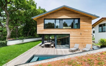 interieur aus holz und beton fassade terrasse liegestuehle