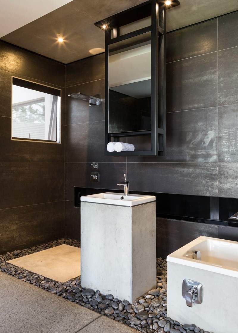 interieur bodenbelag beton badezimmer minimalistisch kieselsteine waschbecken fliesen