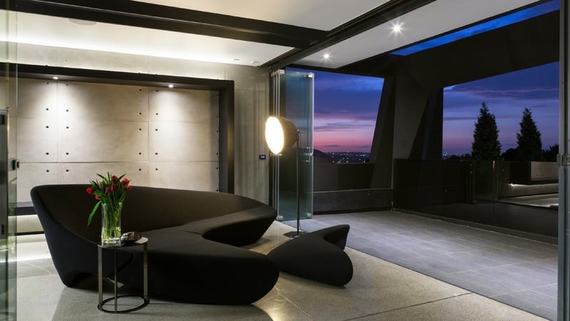 interieur bodenbelag beton wandgestaltung grau schwarz lounge sofa hocker modern