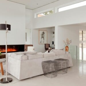 interieur in weiß und marmor sofa hocker metall geflecht stehlampe