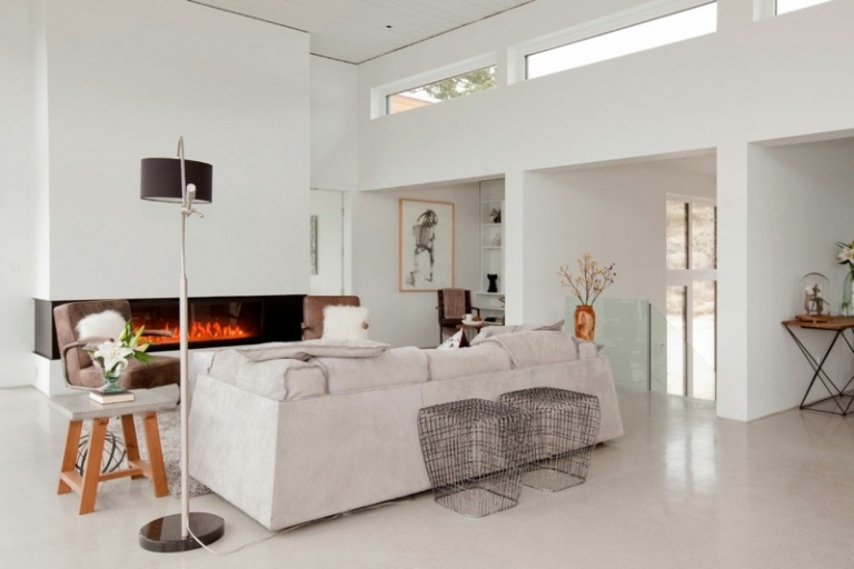 interieur in weiß und marmor sofa hocker metall geflecht stehlampe
