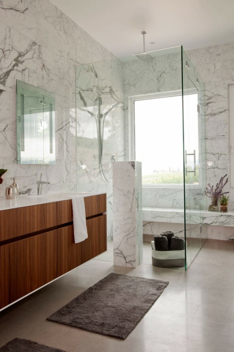 interieur weiss marmor badezimmer dusche glas badkonsole holz