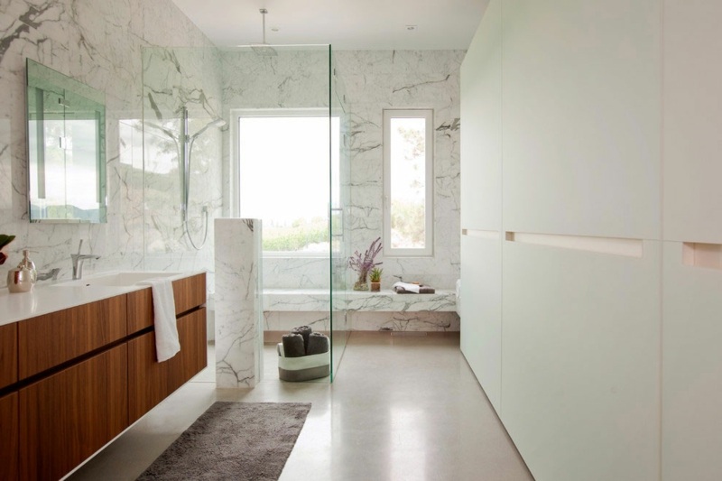 interieur weiss marmor einbauschrank badvorleger spiegel waschbecken