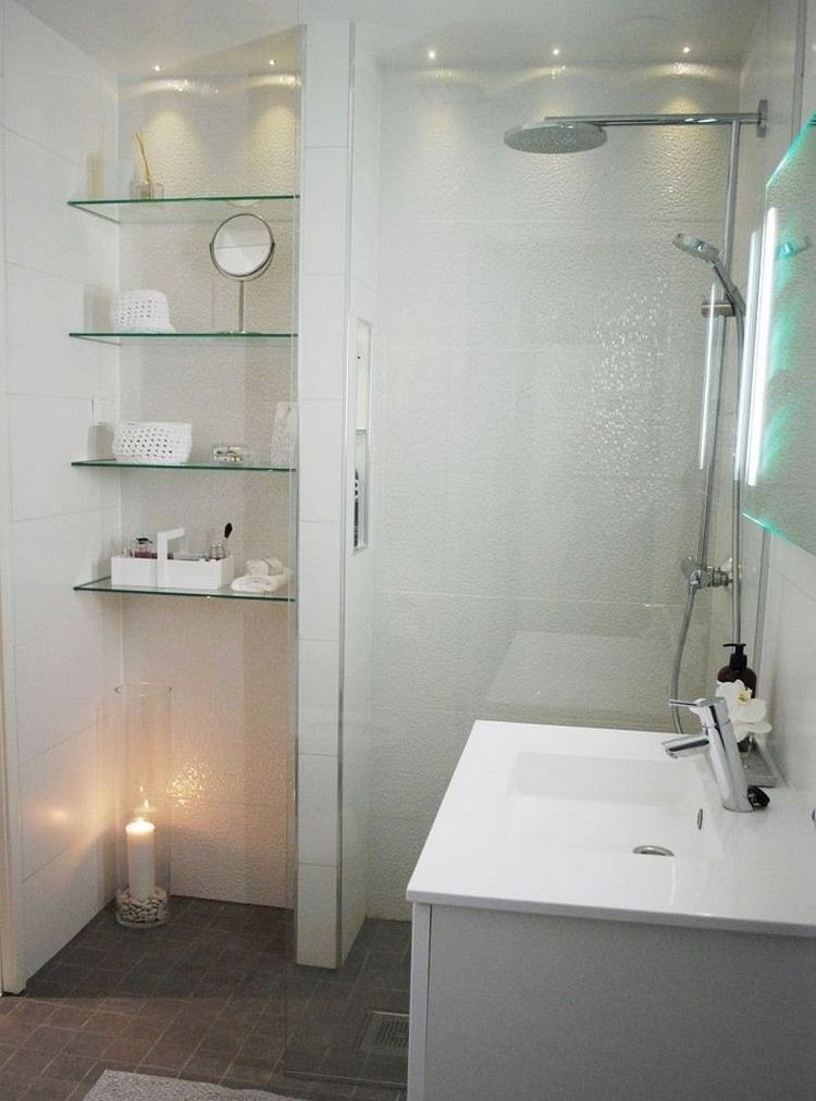 kleines-Badezimmer-dusche-weisse-wanfliesen-glasregale-led-einbauleuchten