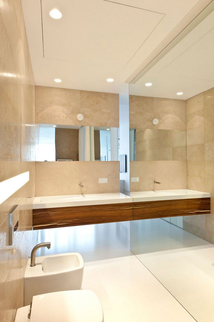 kleines-Badezimmer-spiegelwand-wandfliesen-travertin-optik-holz-waschtisch