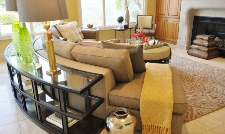 konsolentisch-hinter-sofa-einrichtungsideen-beige-braun-decke-kissen-teppich-deko