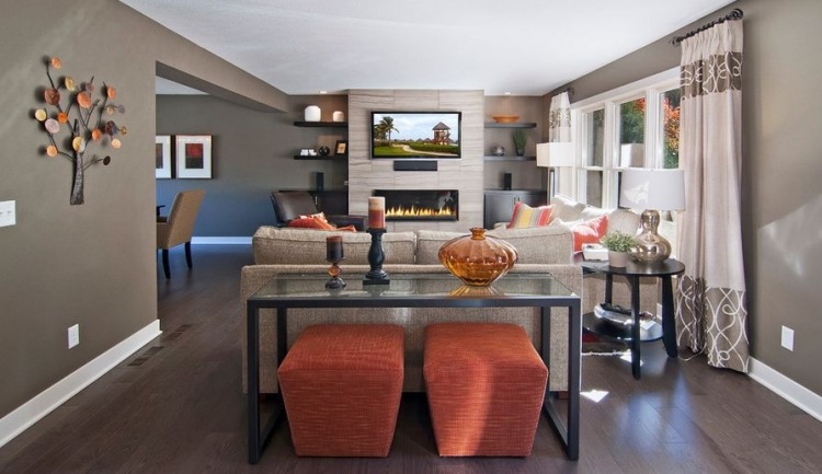 konsolentisch-hinter-sofa-einrichtungsideen-braun-grau-hocker-orange-akzente-metall-glass