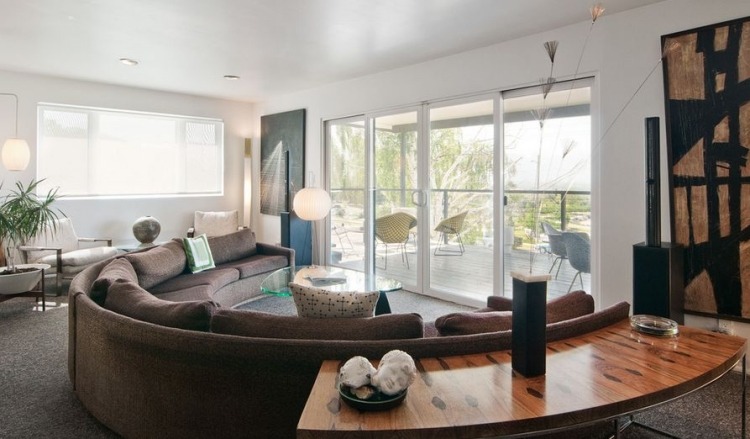 konsolentisch-hinter-sofa-einrichtungsideen-braun-teppichboden-kreisfoermig-terrassentueren-polster