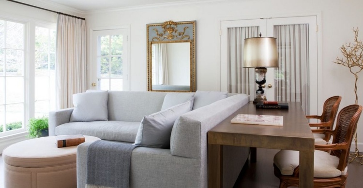 konsolentisch-hinter-sofa-einrichtungsideen-grau-stuehle-weiss-hell-pastellfarben-antik